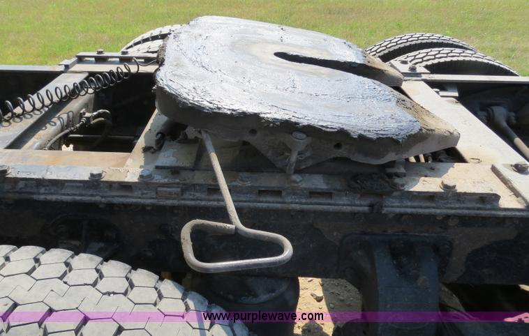 image for item B2421 2000 Peterbilt 379 semi truck