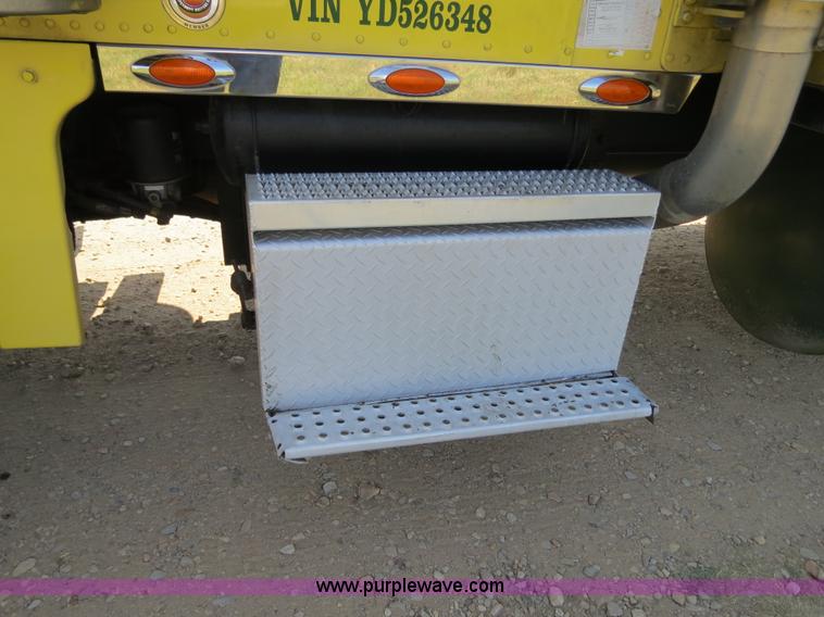 image for item B2421 2000 Peterbilt 379 semi truck