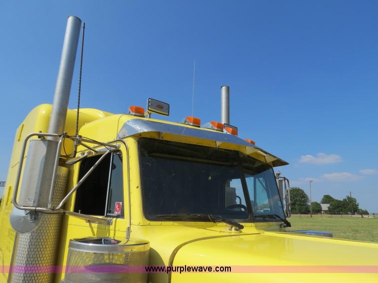 image for item B2421 2000 Peterbilt 379 semi truck