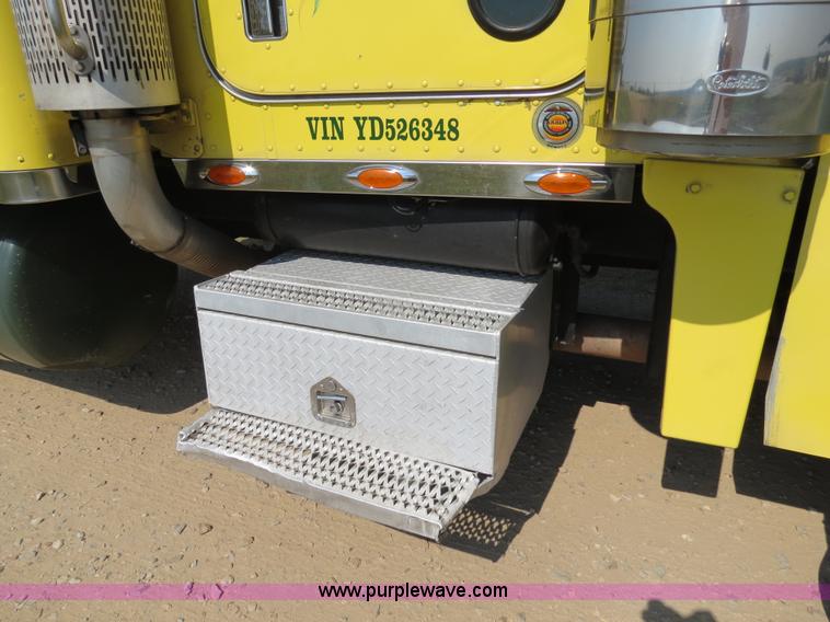 image for item B2421 2000 Peterbilt 379 semi truck