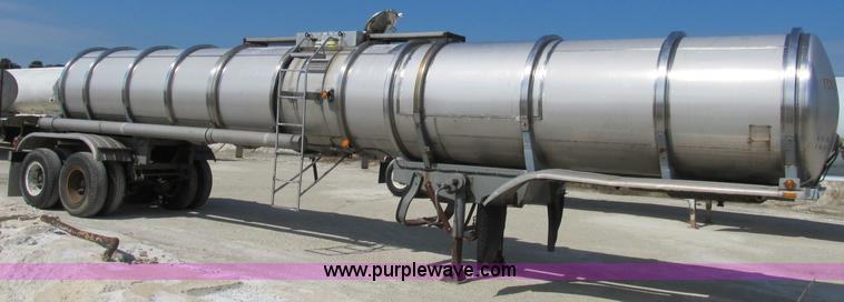 image for item B2735 1978 Polar 40' tanker trailer
