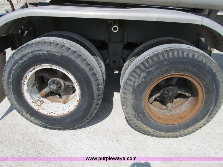 image for item B2735 1978 Polar 40' tanker trailer