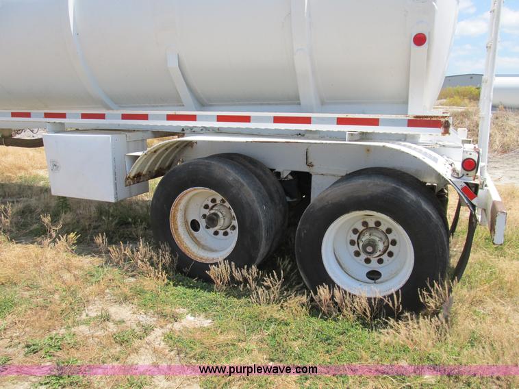 image for item B2738 1995 VIM 40' tanker trailer