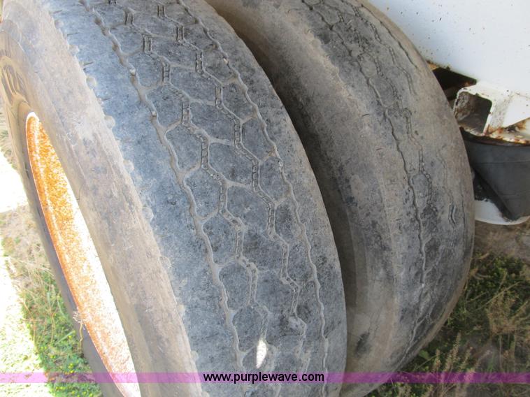 image for item B2738 1995 VIM 40' tanker trailer