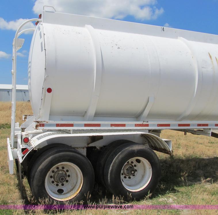 image for item B2738 1995 VIM 40' tanker trailer