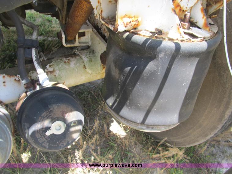 image for item B2738 1995 VIM 40' tanker trailer