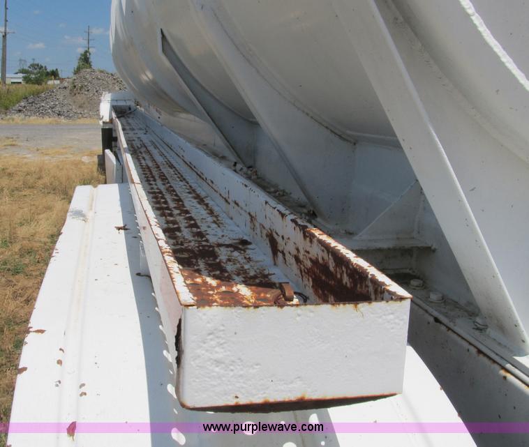 image for item B2738 1995 VIM 40' tanker trailer