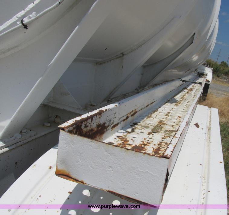 image for item B2738 1995 VIM 40' tanker trailer