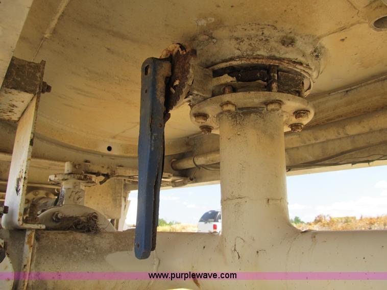 image for item B2738 1995 VIM 40' tanker trailer