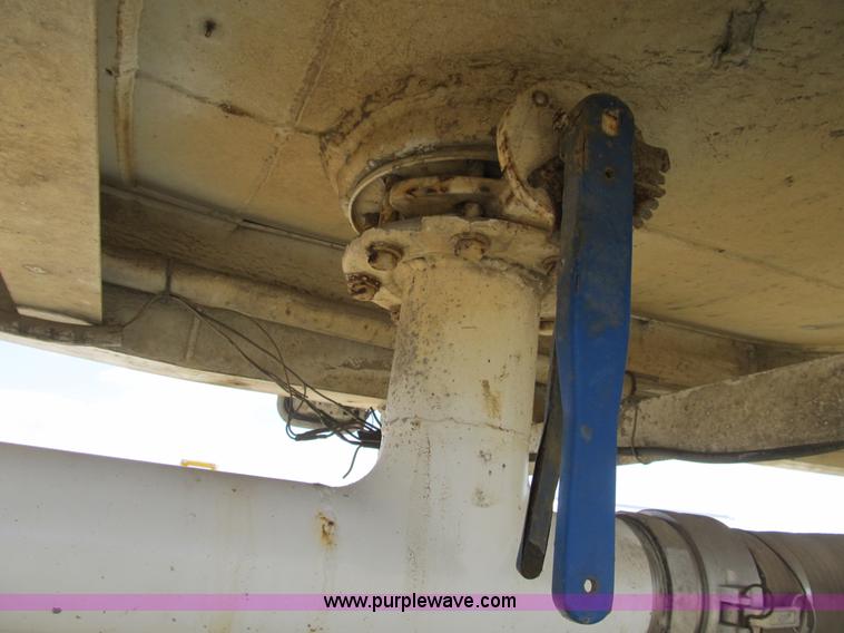 image for item B2738 1995 VIM 40' tanker trailer