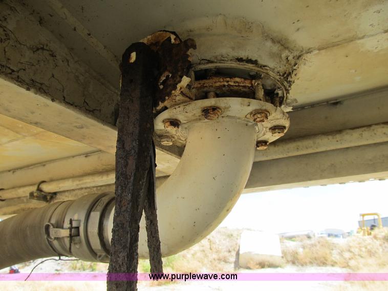 image for item B2738 1995 VIM 40' tanker trailer