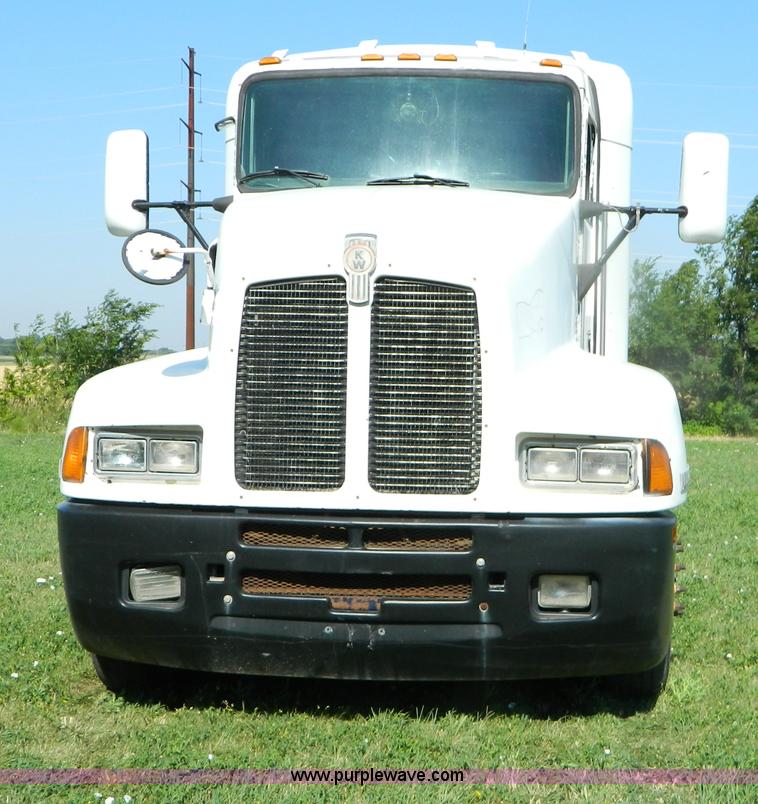 image for item B3775 1996 Kenworth T600 semi truck