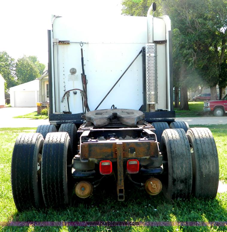image for item B3775 1996 Kenworth T600 semi truck