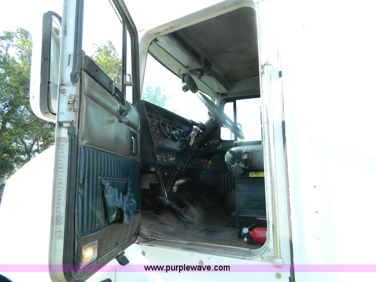 image for item B3775 1996 Kenworth T600 semi truck