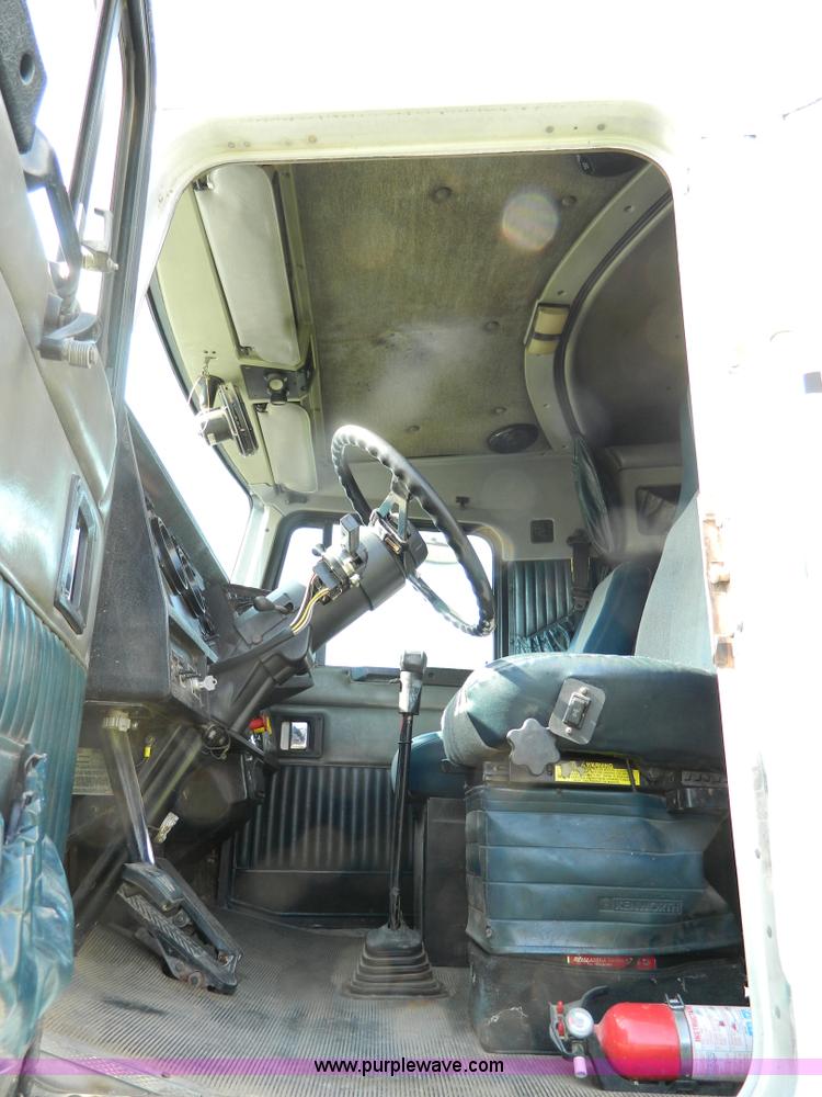 image for item B3775 1996 Kenworth T600 semi truck