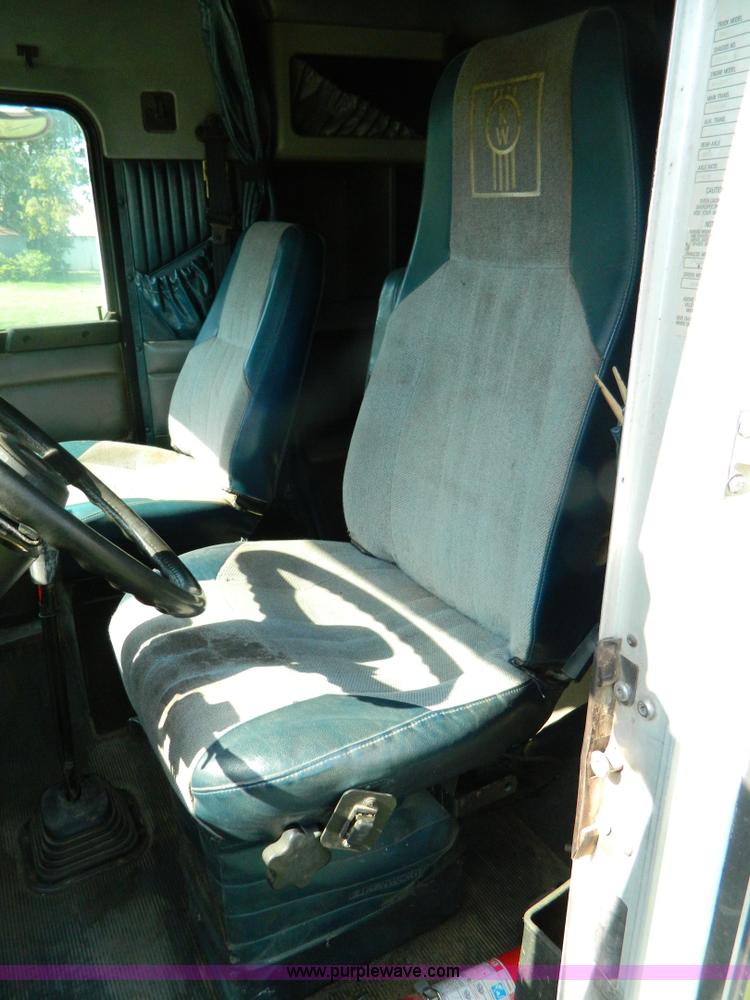 image for item B3775 1996 Kenworth T600 semi truck