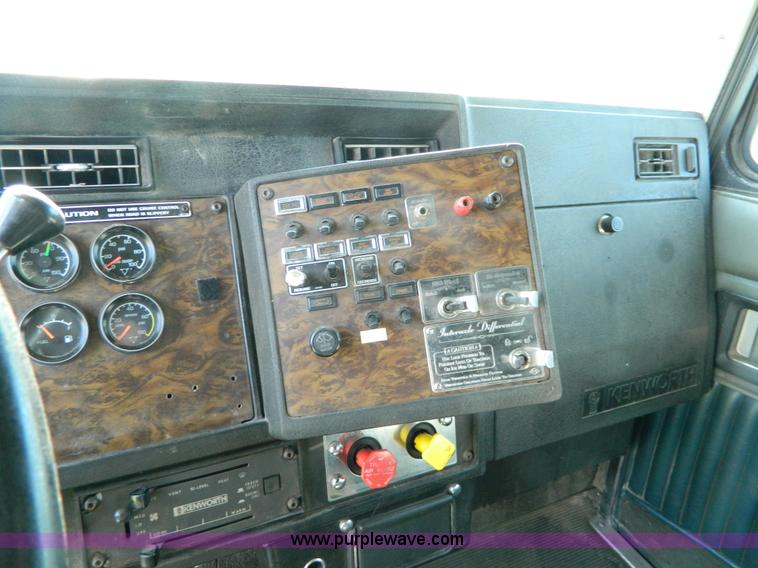 image for item B3775 1996 Kenworth T600 semi truck
