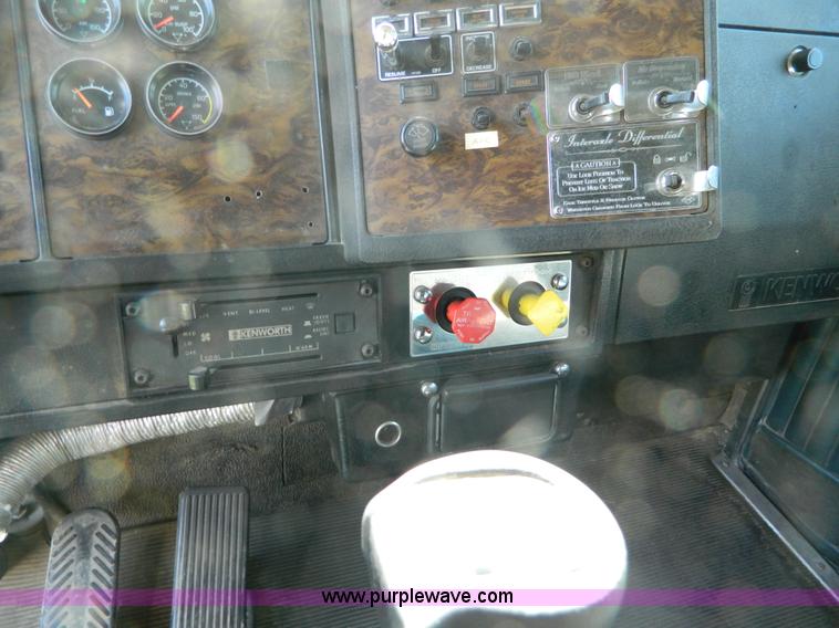 image for item B3775 1996 Kenworth T600 semi truck