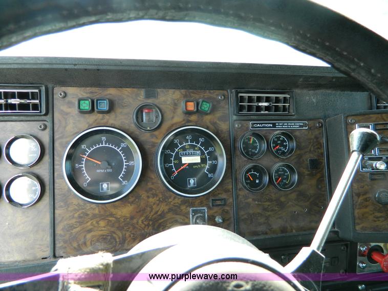 image for item B3775 1996 Kenworth T600 semi truck