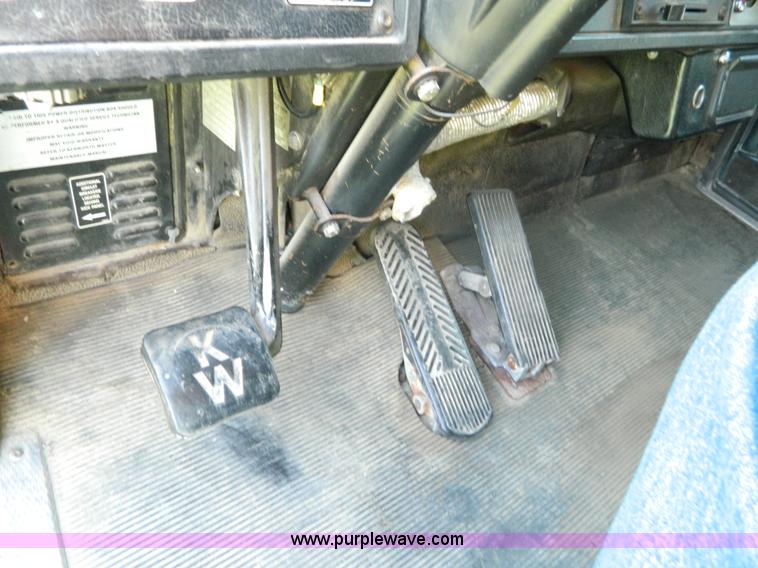 image for item B3775 1996 Kenworth T600 semi truck