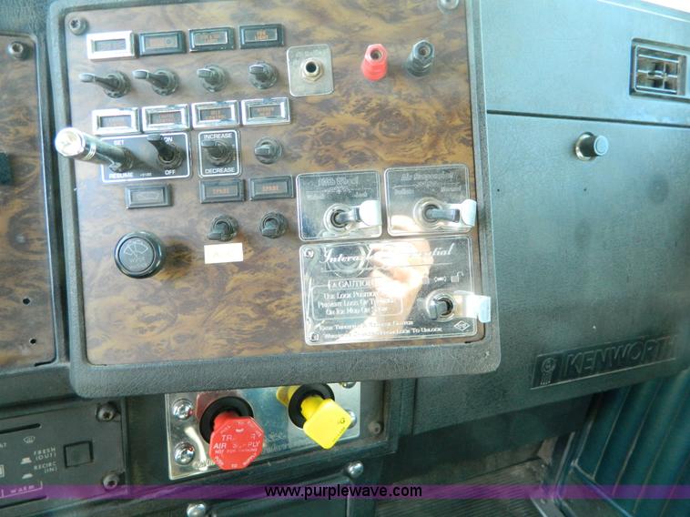 image for item B3775 1996 Kenworth T600 semi truck