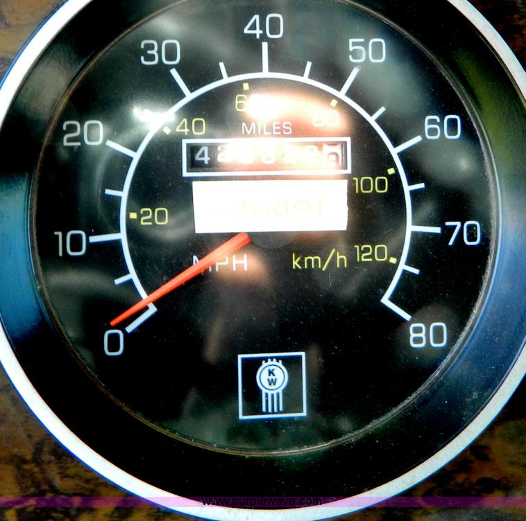 image for item B3775 1996 Kenworth T600 semi truck