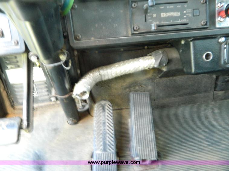 image for item B3775 1996 Kenworth T600 semi truck