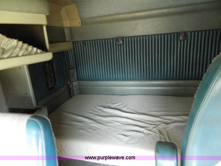 image for item B3775 1996 Kenworth T600 semi truck