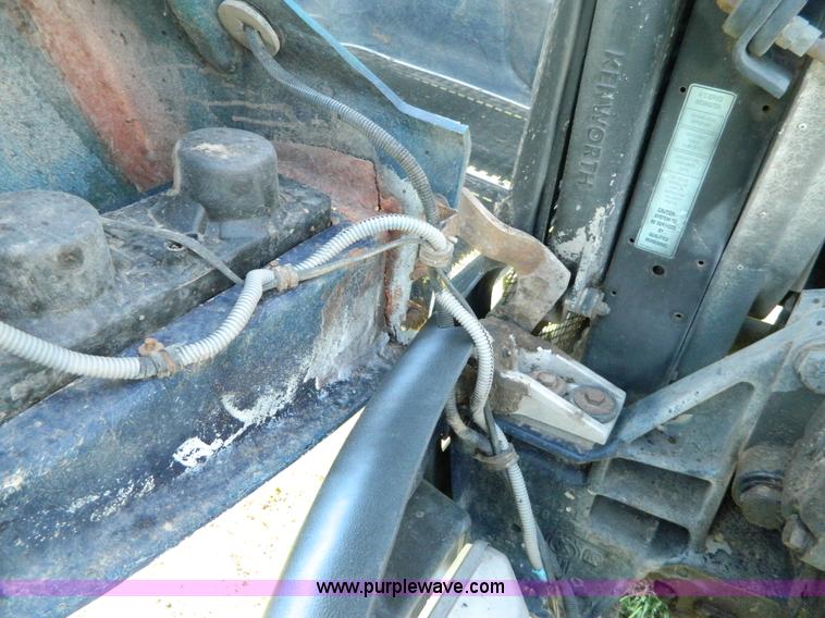 image for item B3775 1996 Kenworth T600 semi truck