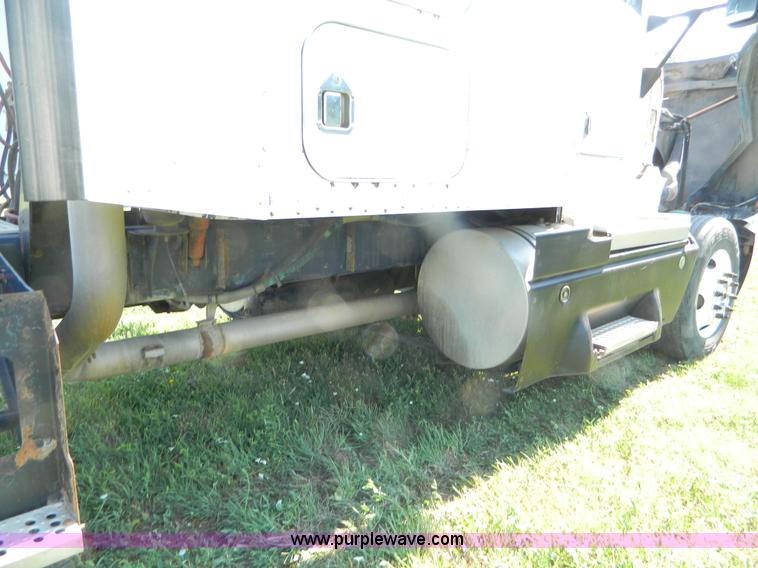 image for item B3775 1996 Kenworth T600 semi truck