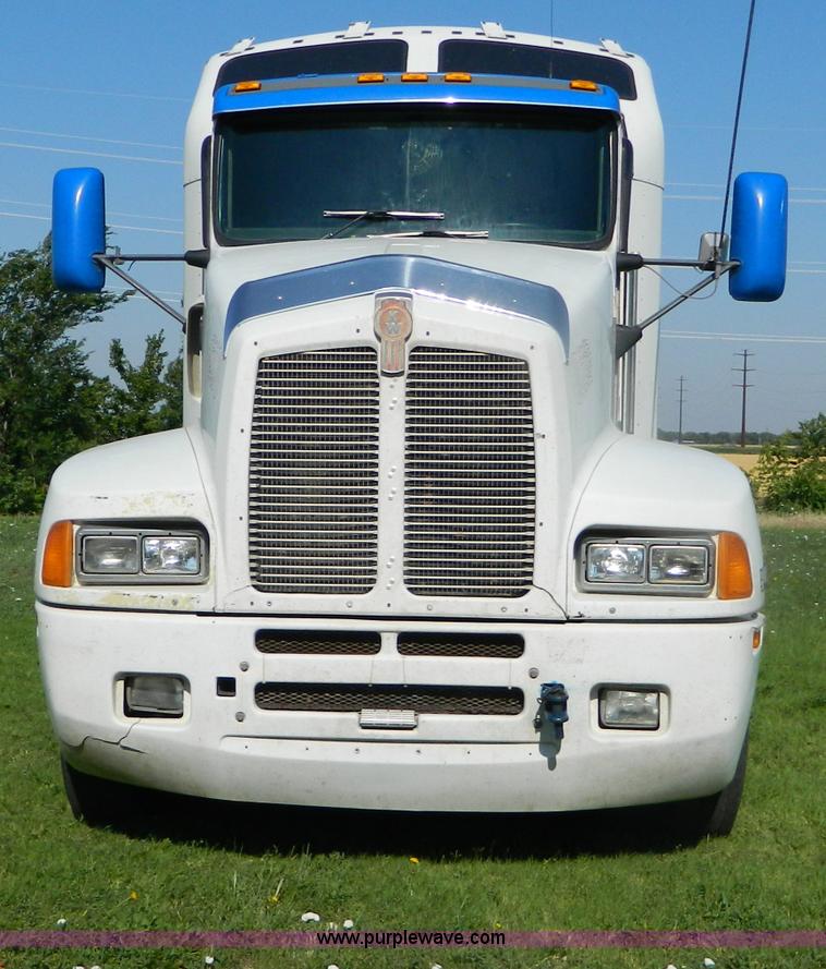 image for item B3776 1999 Kenworth T600 AeroCab semi truck