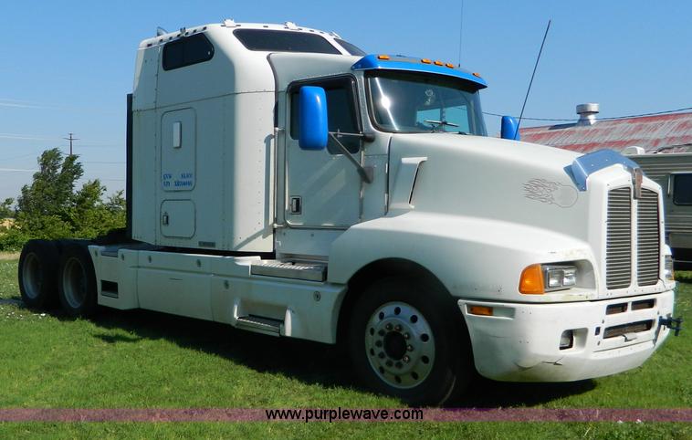 image for item B3776 1999 Kenworth T600 AeroCab semi truck