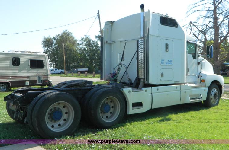 image for item B3776 1999 Kenworth T600 AeroCab semi truck