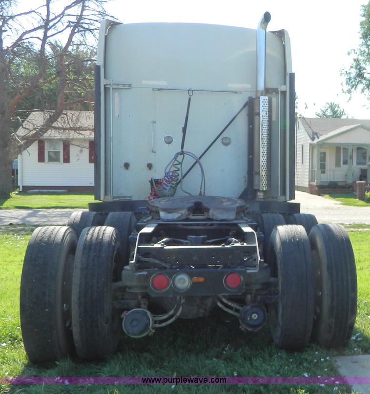 image for item B3776 1999 Kenworth T600 AeroCab semi truck