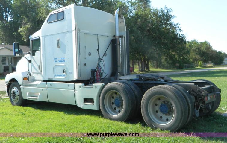image for item B3776 1999 Kenworth T600 AeroCab semi truck