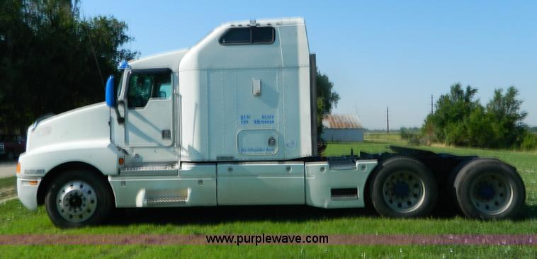 image for item B3776 1999 Kenworth T600 AeroCab semi truck