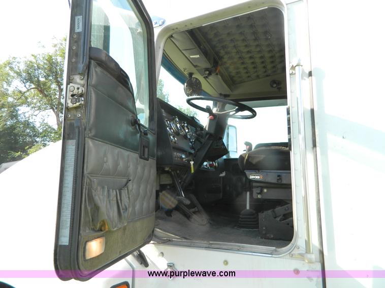 image for item B3776 1999 Kenworth T600 AeroCab semi truck