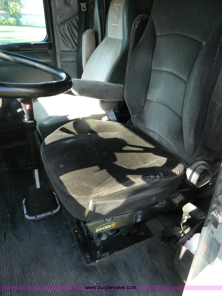 image for item B3776 1999 Kenworth T600 AeroCab semi truck