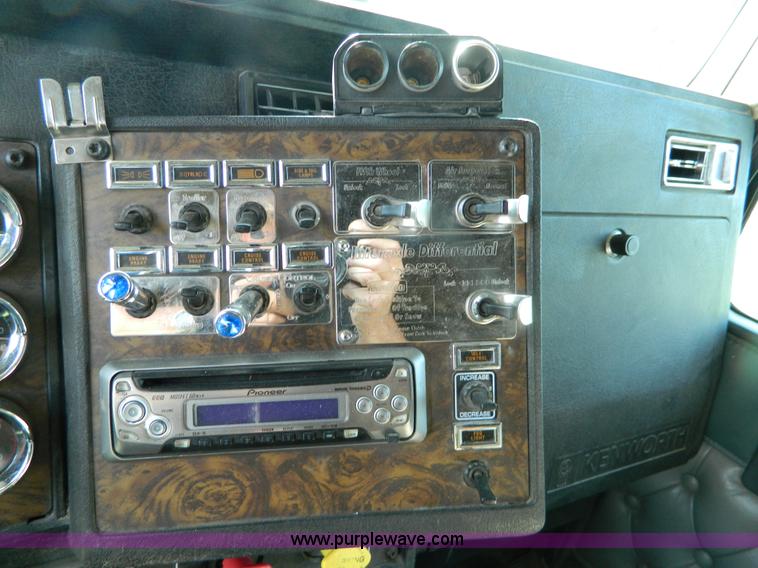 image for item B3776 1999 Kenworth T600 AeroCab semi truck