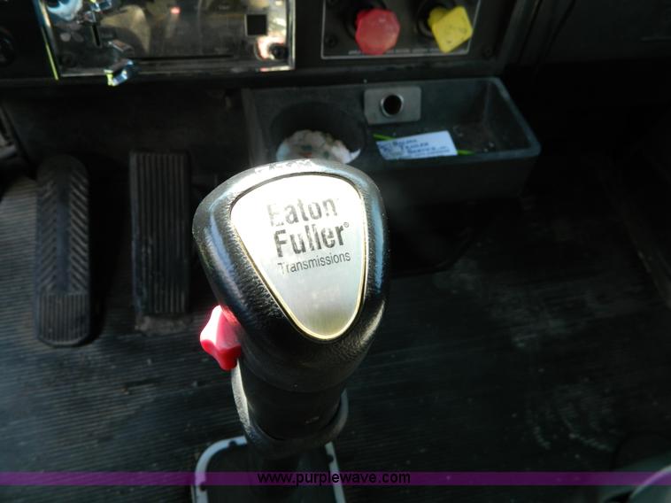 image for item B3776 1999 Kenworth T600 AeroCab semi truck