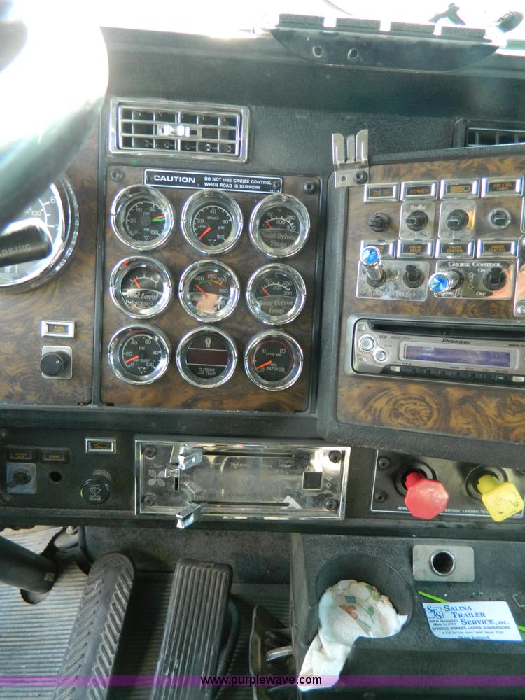 image for item B3776 1999 Kenworth T600 AeroCab semi truck