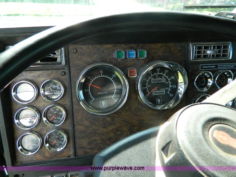 image for item B3776 1999 Kenworth T600 AeroCab semi truck
