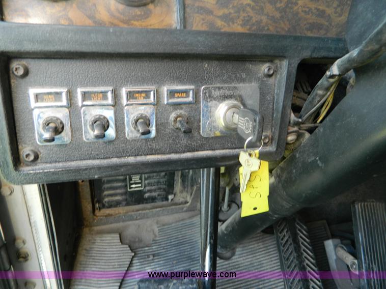 image for item B3776 1999 Kenworth T600 AeroCab semi truck