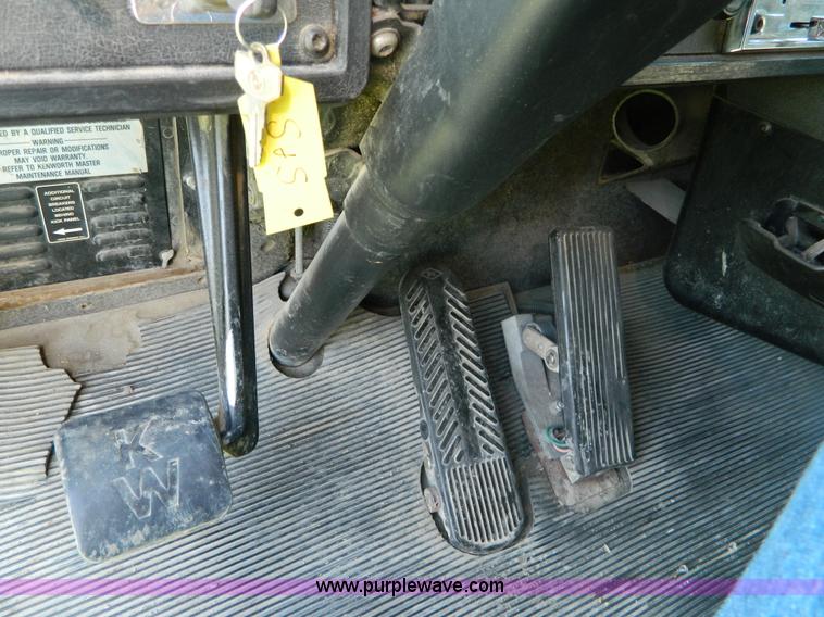 image for item B3776 1999 Kenworth T600 AeroCab semi truck