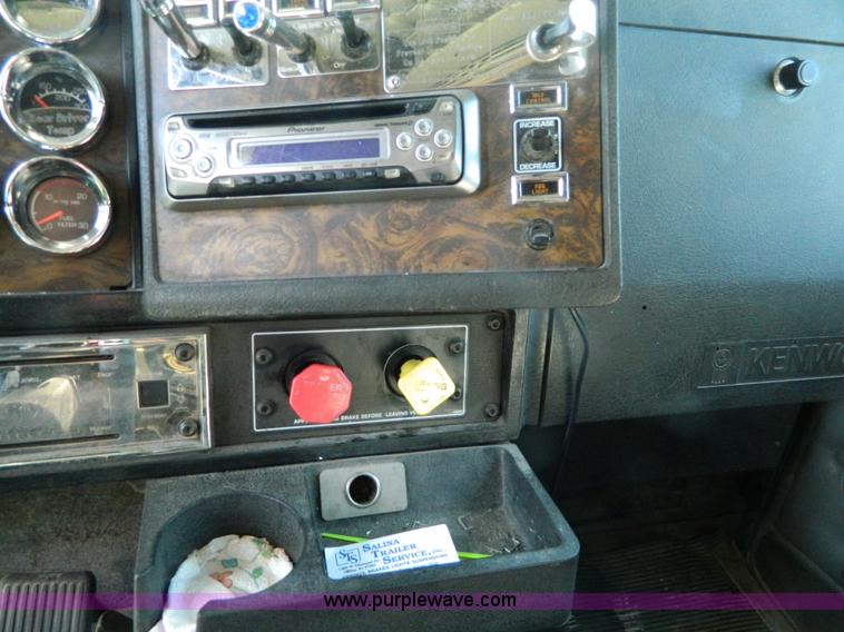 image for item B3776 1999 Kenworth T600 AeroCab semi truck