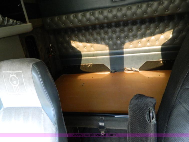 image for item B3776 1999 Kenworth T600 AeroCab semi truck