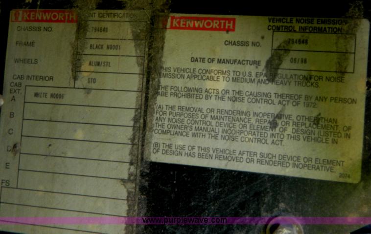 image for item B3776 1999 Kenworth T600 AeroCab semi truck