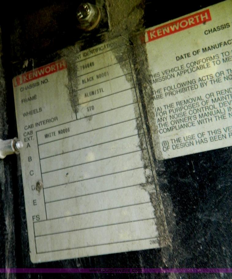 image for item B3776 1999 Kenworth T600 AeroCab semi truck