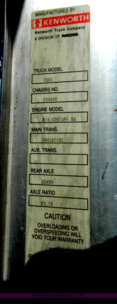 image for item B3776 1999 Kenworth T600 AeroCab semi truck