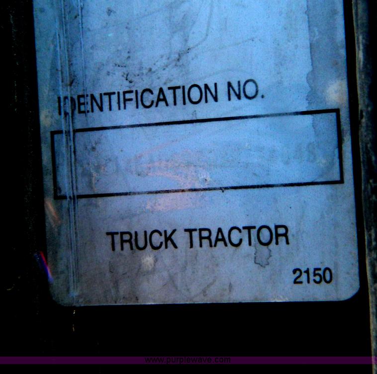 image for item B3776 1999 Kenworth T600 AeroCab semi truck